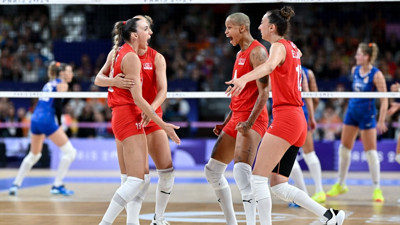 A Milli Kadın Voleybol Takımı, Paris 2024'teki ilk maçında Hollanda'yı 3-2 mağlup etti