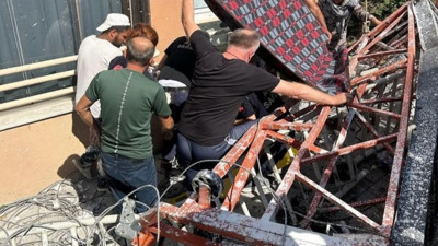 Başakşehir'de inşaat işçileri çöken iskelenin altında kaldı: 2 ağır yaralı