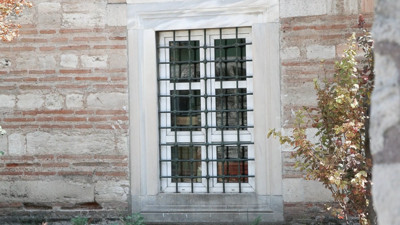 İstanbul'da 439 yıllık tarihi camiye plastik pencere