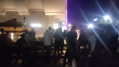 Batman'da yüzlerce vatandaş Starbucks şubesini savaş alanına çevirdi! Haniye'ye yapılan suikast Batman'da böyle karşılık buldu