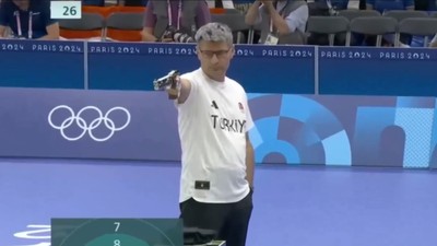 Dünya tek eli cebinde yaptığı atışla gümüş madalya alan Yusuf Dikeç'i konuşuyor