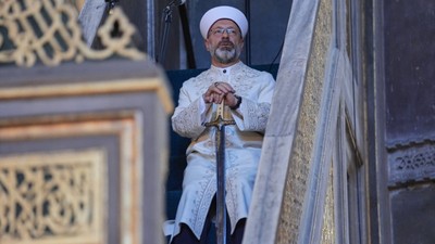 Diyanet İşleri Başkanı Ali Erbaş, Ayasofya'daki namazda hutbeye kılıçla çıktı