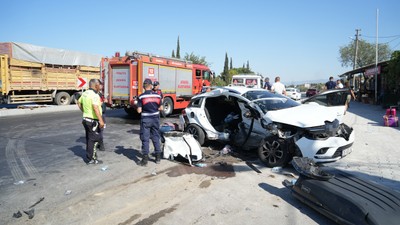 Manisa’da iki otomobil çarpıştı: 1 ölü, 4 yaralı