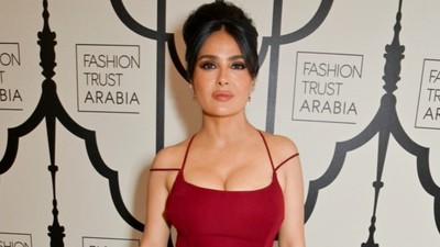 Hollywood'un önemli isimlerinden Salma Hayek havuz başı pozları ile sosyal medyayı salladı