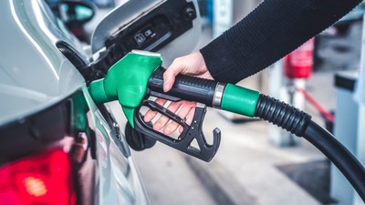Son Dakika: Benzine indirim geldi! Bu gece pompaya yansıyacak