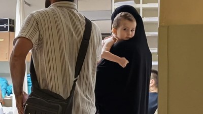 1 yaşındaki bebek 4. kattan düştü! Burnu bile kanamadı