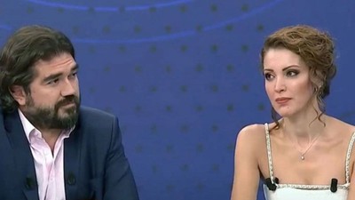Nagehan Alçı ile boşanan Rasim Ozan Kütahyalı'nın yeni aşkından sarmaş dolaş aşk pozu