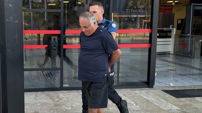 Sahilde küçük kızın videosunu çeken satranç öğretmeni meğer öğrencilerini de röntgenlemiş
