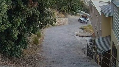 El freni boşalan cip uçuruma yuvarlandı! Eşini ve 1 yaşındaki kızını kurtarmak isteyen babanın çabası işe yaramadı