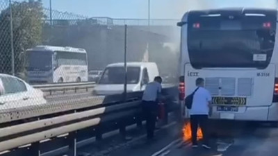 İstanbul Küçükçekmece'de metrobüsün motor bölümünde yangın