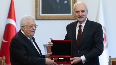 TBMM Başkanı Kurtulmuş, Filistin Devlet Başkanı Abbas'a silah hediye etti