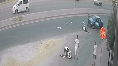 Motosiklet, ters yönden gelen otomobil ile kafa kafaya çarpıştı
