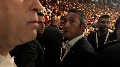 İzmir'e desteğe giden Ali Koç'a tribünlerden saldırı! Yere düştü