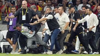 Başkanı Ali Koç'a Göztepe maçında yabancı madde isabet etti