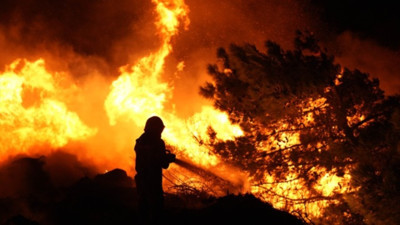 İzmir'de devam eden yangın sebebiyle 440 konutluk site tahliye edildi