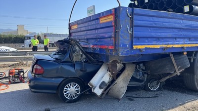 Park halindeki tıra çarpan otomobilin genç sürücüsü hayatını kaybetti