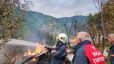 Artvin'in Şavşat ilçesindeki yangında 3 ev kullanılmaz hale geldi
