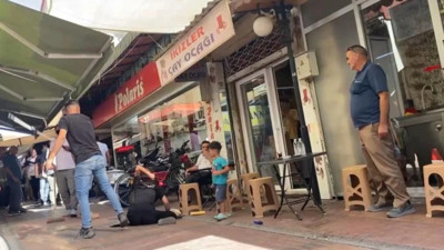 Sokak ortasında nikahlı eşini döven adamı linçten polis kurtardı, çıkarıldığı mahkemede tutuklandı