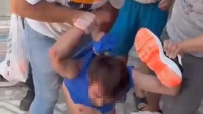 Taciz ettiği kadının eşi ve arkadaşları tarafından dövüldü; o anlar kameralara yansıdı