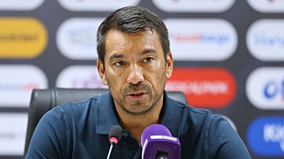 Van Bronckhorst takımdan ayrılması muhtemel iki ismi açıkladı