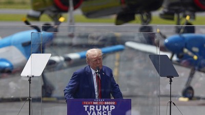 Donald Trump suikasttan sonraki ilk açık kava mitinginde kurşun geçirmez camın arkasından konuştu