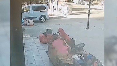 Kaldırımda oturan 4 çocuğa otomobil çarptı: O anlar kameraya yansıdı!