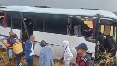 Sivas'ta midibüsün devrildiği kazada 29 kişi yaralandı