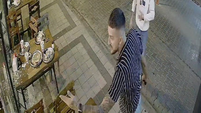 Tartıştığı kokoreççinin iş yerini basıp, tabancayla yaraladı; o anlar kamerada