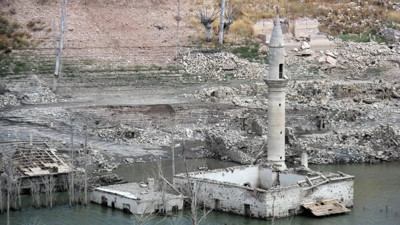 Sivas'ta su seviyesi düşen barajdaki eski cami ve bazı evler ortaya çıktı