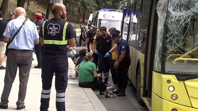 Bakırköy'de TIR'ın İETT otobüsünün üzerinde devrildiği anlar kamerada