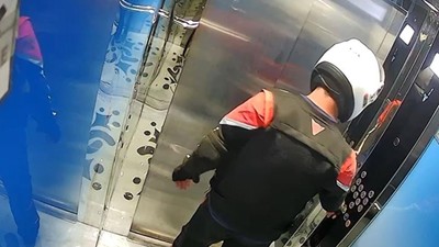 Esenyurt'ta kurye tuvaletini yaptığı asansörde mahsur kaldı