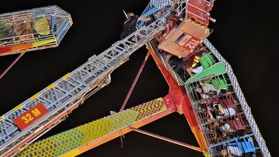 Lunaparkta 23 kişi baş aşağı şekilde havada asılı kaldı
