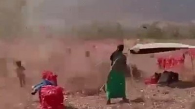 Tarlada korku dolu anlar! Çocuklar hortumun içinde kaldı