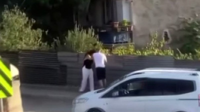 Yardım çığlığına rağmen film gibi izlediler! İzmir'de sokak ortasında kadına dayak!