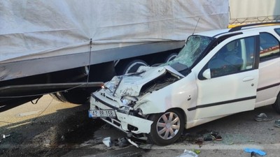 Konya'da feci kaza! Kamyonun altına giren otomobildeki 3 kişi öldü, 2 kişi ağır yaralandı