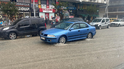 Rize'de şiddetli yağmurda cadde ve sokaklar göle döndü