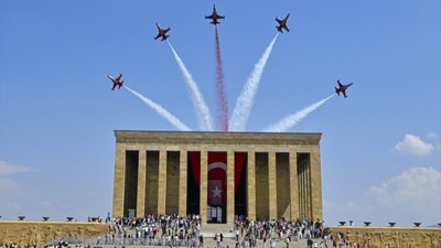 Türk Yıldızları'ndan Anıtkabir'de Ata'ya saygı uçuşu