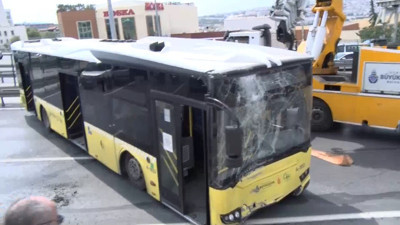 Avcılar'da İETT aracının kaza yapması sonucu D-100 kara yolu Edirne istikameti trafiğe kapatıldı