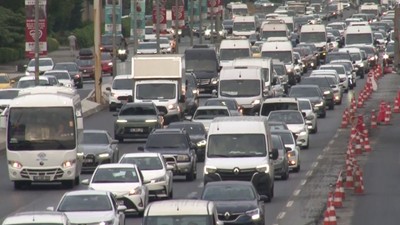 İstanbul'da eğitim-öğretim döneminin kısmen başlamasıyla trafik felç oldu