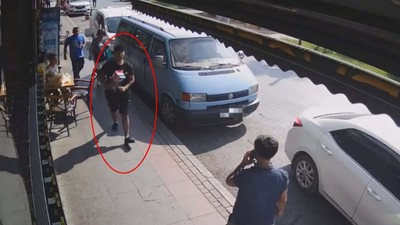 İzmir sokaklarında dehşet! 2 kişiyi öldürüp, 2 kişiyi yaralayan gaspçının görüntüleri ortaya çıktı