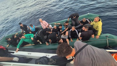 İzmir’de sahil güvenlik operasyonu! 35 düzensiz göçmen kurtarıldı, 107 göçmen yakalandı