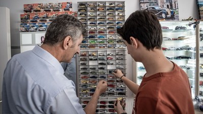 Oğlunun maket araç merakı sayesinde 350 araçlık koleksiyon sahibi oldular