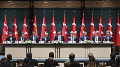 Son Dakika: Yeni Orta Vadeli Program açıklandı: Enflasyon tahminleri yükseldi, büyüme düştü |