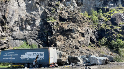 Artvin'de TIR parkında heyelan! Büyük bir faciadan dönüldü