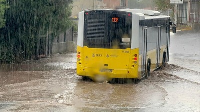 İstanbul'da sağanak etkili oldu! Yollar göle döndü evleri su bastı