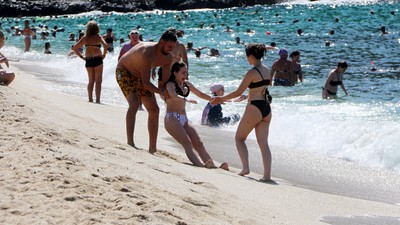 Antalya'da tatilciler sıcak havada denizin sefasını sürüyor