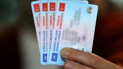 Ehliyetini yenilemek isteyenler engellere isyan ediyor: 2 TL için banka sırasına giriyoruz!