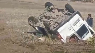 Ehliyetsiz sürücünün kullandığı minibüs takla attı: 4'ü çocuk, 5 yaralı