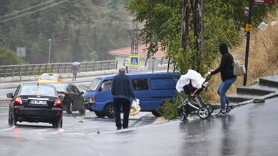 Ankara'da Minibüs Kayalıklara Çarptı: Kazanın Anları Araç Kamerasında