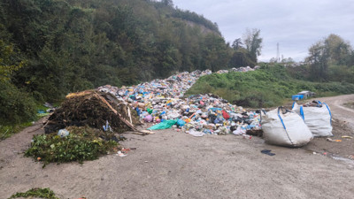 Bartın'da yola dökülen çöplerle ilgili bakanlıktan inceleme